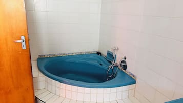 Shower, jetted tub, towels, toilet paper