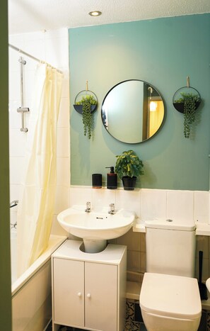 Bathroom - Family Holiday Home with BBQ and Pool Table (Llandough)