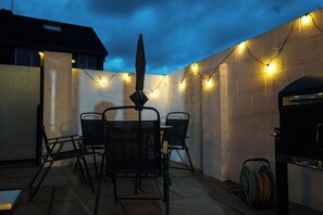 Outdoor dining - Family Holiday Home with BBQ and Pool Table (Llandough)