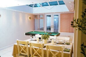 Dining - Family Holiday Home with BBQ and Pool Table (Llandough)