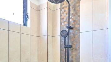 Douche, sèche-cheveux, serviettes fournies, savon