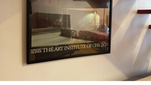 Un cuadro enmarcado del Instituto de Arte de Chicago en una pared.
