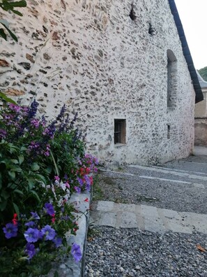 A rustic stone building with a small window and steps leading up to it. - T3 Family residence with video surveillance (Albertville)