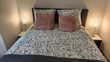 Een strijkplank/strijkijzer, wifi, beddengoed