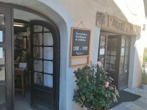 A building with a sign reading 'Association d'artisans et artistes' and 'L'ARBRE A PLUMES'. - T3 Family residence with video surveillance (Albertville)