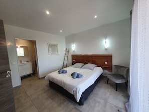 Iron/ironing board, travel crib, WiFi, bed sheets