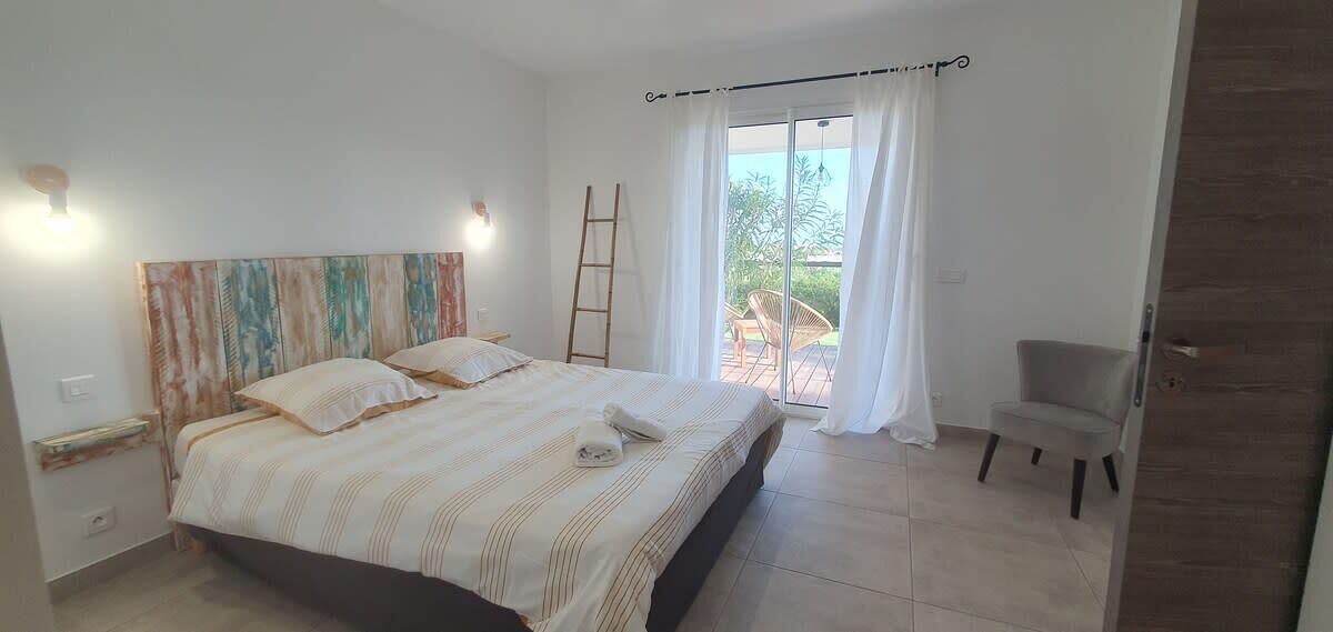 Iron/ironing board, travel crib, WiFi, bed sheets