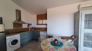Coffee/tea maker, fridge, microwave, oven - Résidence MINA 4*-appartement T3 vue mer (Sainte Lucie Porto-Vecchio)