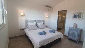Iron/ironing board, travel cot, WiFi, bed sheets - Résidence MINA 4*-appartement T3 vue mer (Sainte Lucie Porto-Vecchio)