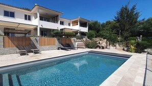 A heated pool - Résidence MINA 4*-appartement T3 vue mer (Sainte Lucie Porto-Vecchio)