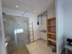 A modern bathroom with a glass shower enclosure, a wooden ladder, and a wooden shelf unit. - CASA FUNTA - villa T5 - vue mer- piscine (Sainte Lucie Porto-Vecchio)
