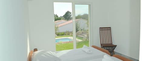 Iron/ironing board, travel cot, bed sheets