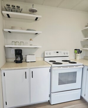 Private kitchen - Highway Haven is a welcoming stop for travelers and families exploring PEI. (Pleasant Valley)