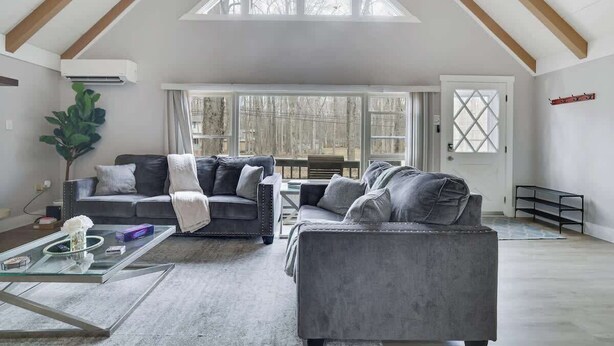 Un loft spacieux avec de hauts plafonds, de grandes fenêtres et un intérieur moderne.