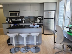 Private kitchen - In the heart of Toronto's Entertainment district with a lake view family abode. (Toronto)