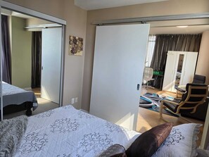 2 bedrooms, iron/ironing board, WiFi, bed sheets - In the heart of Toronto's Entertainment district with a lake view family abode. (Toronto)