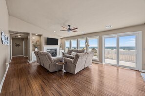 Smart TV, chimenea, futbolito y tenis de mesa 