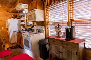 Fridge, microwave, oven, stovetop - Rustic Pet Friendly Cabin in Pigeon Forge! (Pigeon Forge)
