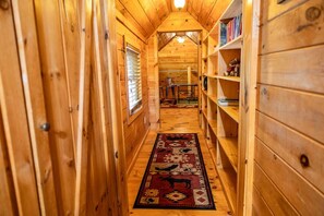 Interior - Rustic Pet Friendly Cabin in Pigeon Forge! (Pigeon Forge)