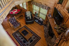 TV, fireplace, ping pong, books - Rustic Pet Friendly Cabin in Pigeon Forge! (Pigeon Forge)