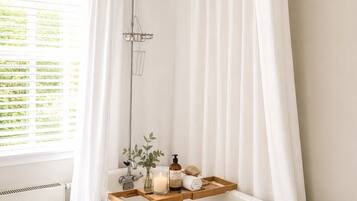 SĂšche-cheveux, serviettes fournies, savon, papier toilette