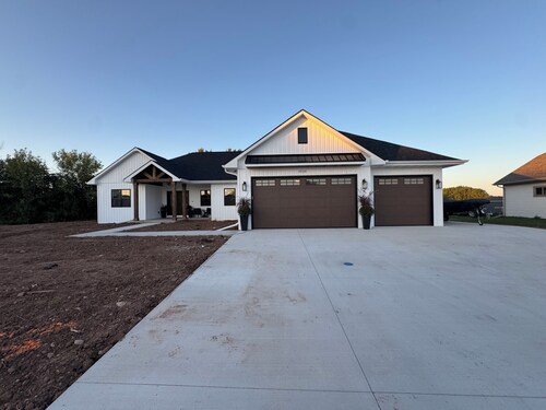 Gorgeous New build 3 bedrooms Sleeps 10 in Omro ,WI water access