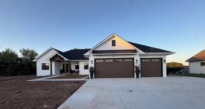 Gorgeous New build 3 bedrooms Sleeps 10 in Omro ,WI water access