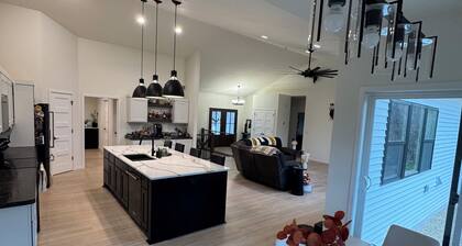 Gorgeous New build 3 bedrooms Sleeps 10 in Omro ,WI water access