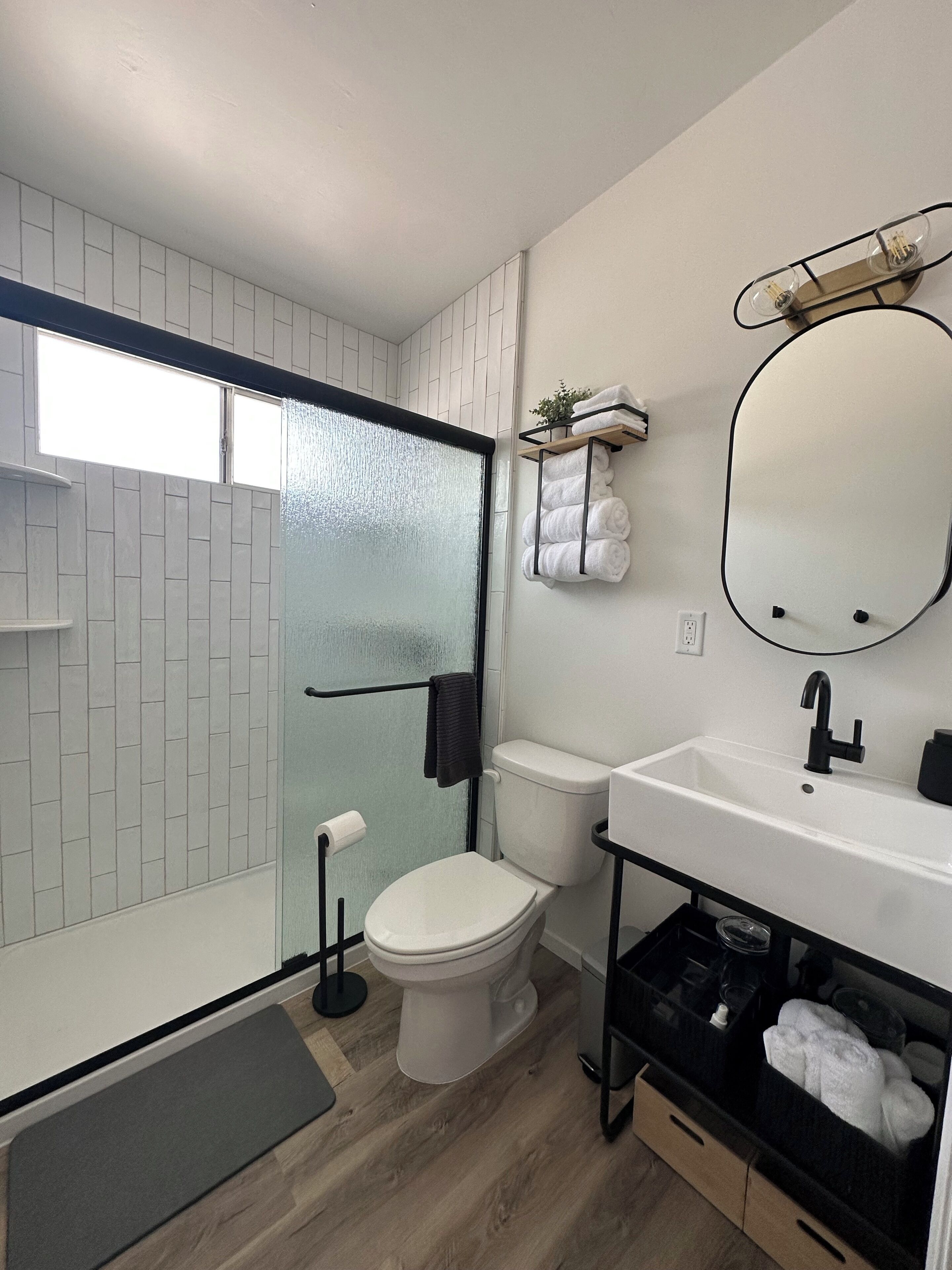 Douche, sèche-cheveux, serviettes fournies, savon