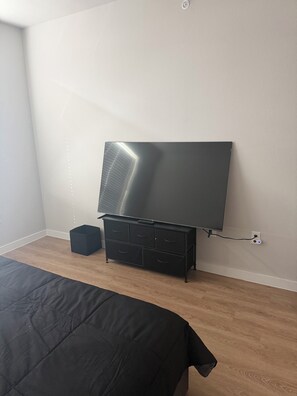 Tabla de planchar con plancha, wifi y ropa de cama 
