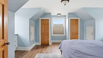Desk, WiFi, bed sheets