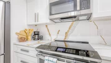Réfrigérateur, four à micro-ondes, un four, surface de cuisson