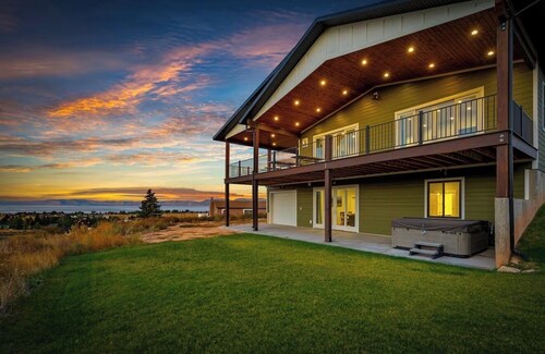 Holiday Retreat-Covered Deck, Lake View, Hot Tub, Ideal Beach, Game Rm & More!