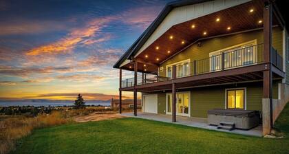 Holiday Retreat-Covered Deck, Lake View, Hot Tub, Ideal Beach, Game Rm & More!