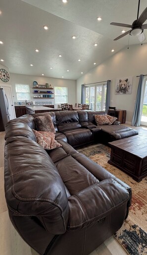 Smart TV, fireplace, DVD player, ping pong - Holiday Retreat-Covered Deck, Lake View, Hot Tub, Ideal Beach, Game Rm & More! (Garden City)