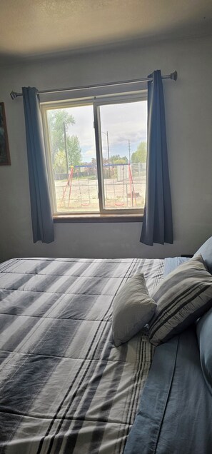 Room - Spacious 3 bedroom and 1.5 bathroom fully fenced around for pets and childrens (Alamosa)