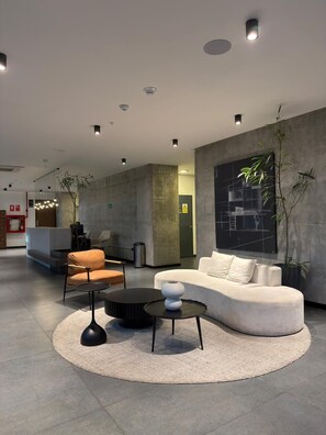 Lobby - Mid Century Modern Urban Loft in San Benito - Volcano View (San Salvador)