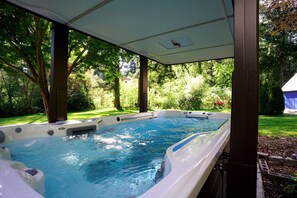 Bain à remous extérieur