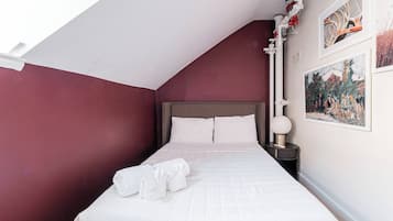 Iron/ironing board, free WiFi, bed sheets