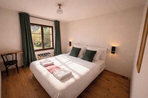 10 bedrooms, WiFi, bed sheets - Self-catering group gîte for 30 people with swimming pool and jacuzzi (La Petite-Fosse)
