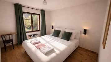 10 bedrooms, travel cot, free WiFi, bed sheets
