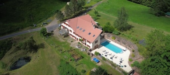 Self-catering group gîte for 30 people with swimming pool and jacuzzi