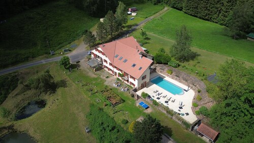 Gîte de groupe 30 personnes en gestion libre sans voisin avec piscine et jacuzzi