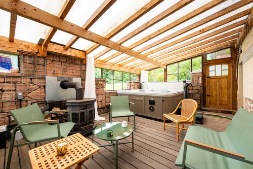 Self-catering group gîte for 30 people with swimming pool and jacuzzi