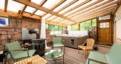 Self-catering group gîte for 30 people with swimming pool and jacuzzi