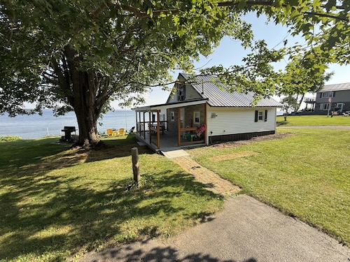 Lake Ontario Waterfront Cottage | Kayaks, Fire Pit & Peaceful Escape