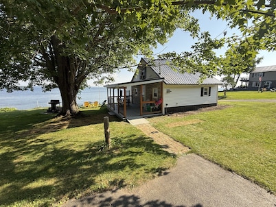 Lake Ontario Waterfront Cottage | Kayaks, Fire Pit & Peaceful Escape