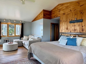 6 bedrooms, desk, travel crib, WiFi