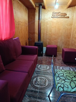 Cabaña clásica, patio, vista al jardín | Área de sala de estar