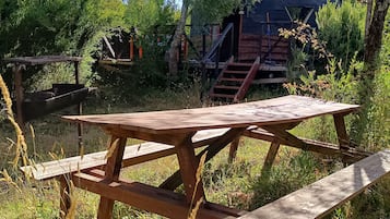Holzhütte, Blick auf den Innenhof | Speisen im Freien